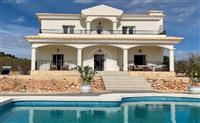 RUIME SPAANSE LUXE VILLA OP 10 000M² 