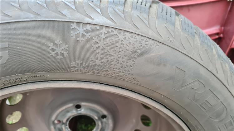 Grote foto winterbanden op stalen velg auto onderdelen banden en velgen