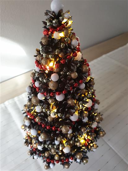 Grote foto mooie kerstbomen gemaakt van natuurlijke kegels diversen kerst