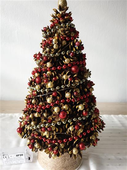 Grote foto mooie kerstbomen gemaakt van natuurlijke kegels diversen kerst