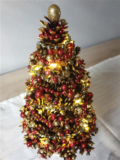 Grote foto mooie kerstbomen gemaakt van natuurlijke kegels diversen kerst