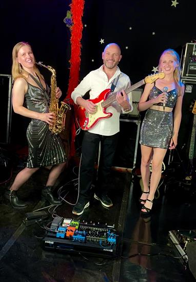 Grote foto party coverband marconi sound machine diensten en vakmensen muzikanten artiesten en dj