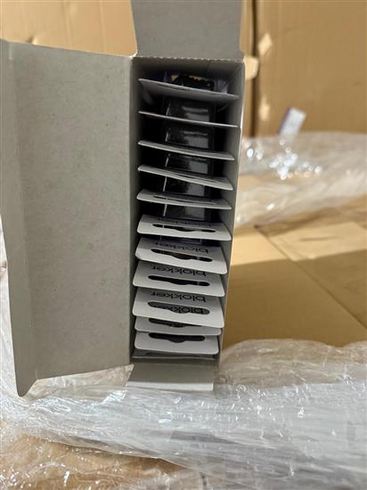 Grote foto partij 10.560 verpakkingen blokker schoenveters partijhandel partijgoederen